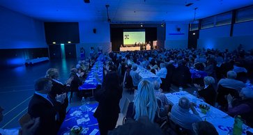 Applaudierende Genossenschafter und Mitarbeiter der GRB