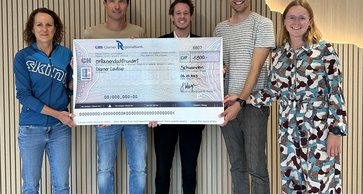 Die GRB (Mike Baumann) übergibt den Scheck von CHF 1'800 