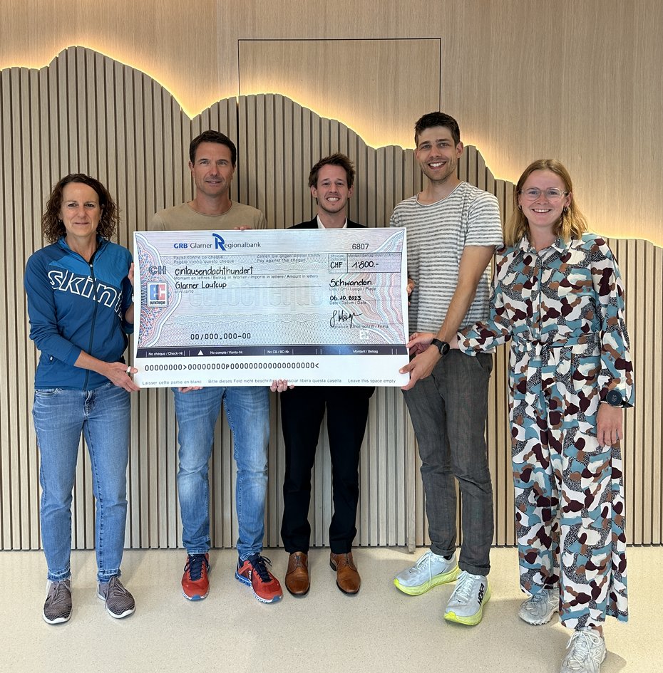 Die GRB (Mike Baumann) übergibt den Scheck von CHF 1'800