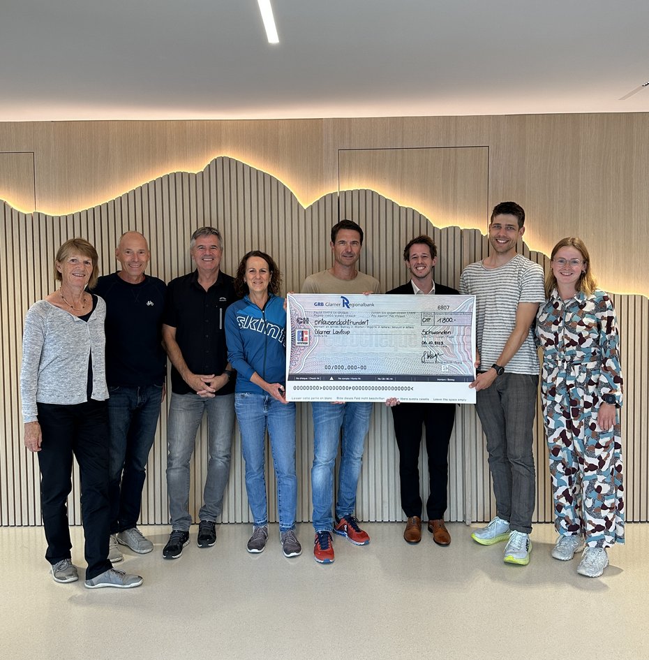 Die GRB (Mike Baumann) übergibt den Scheck von CHF 1'800