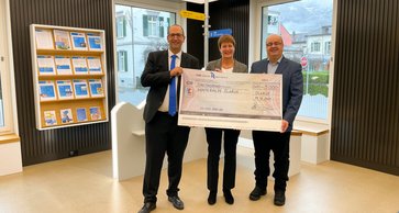 Roman Elmer übergibt Scheck an die Winterhilfe Glarus