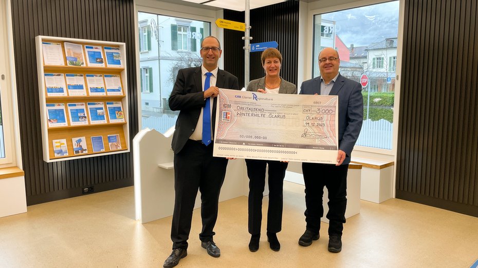 Roman Elmer übergibt Scheck an die Winterhilfe Glarus